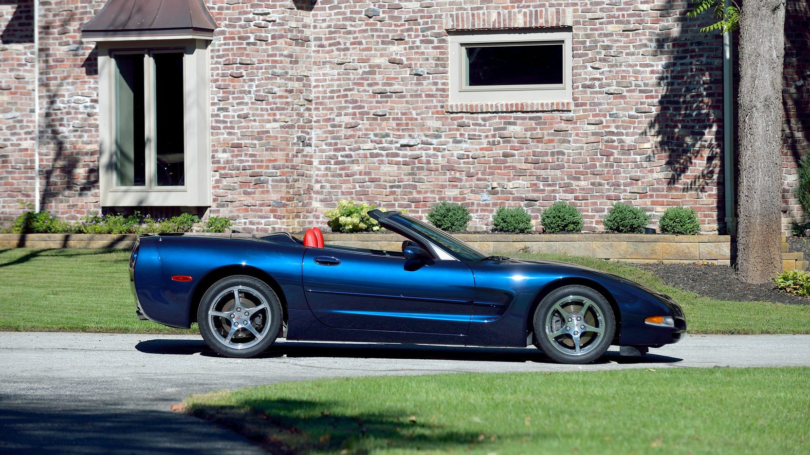 Click to Enlarge-Esc to Close Corvette Generations/C5/C5 2000 right blue.jpg
